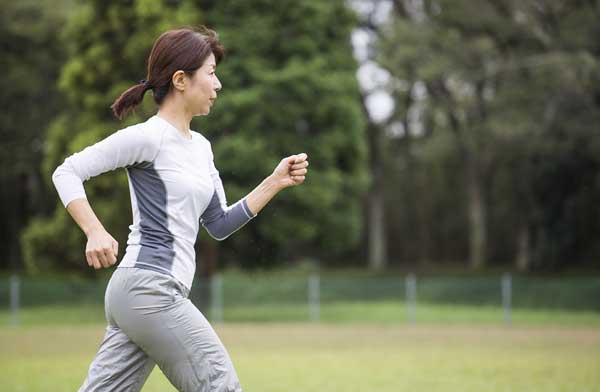 引き上げ効果でウォーキングやスポーツも軽やかに